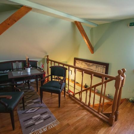 Voeroes Guest House Targu Secuiesc Bagian luar foto
