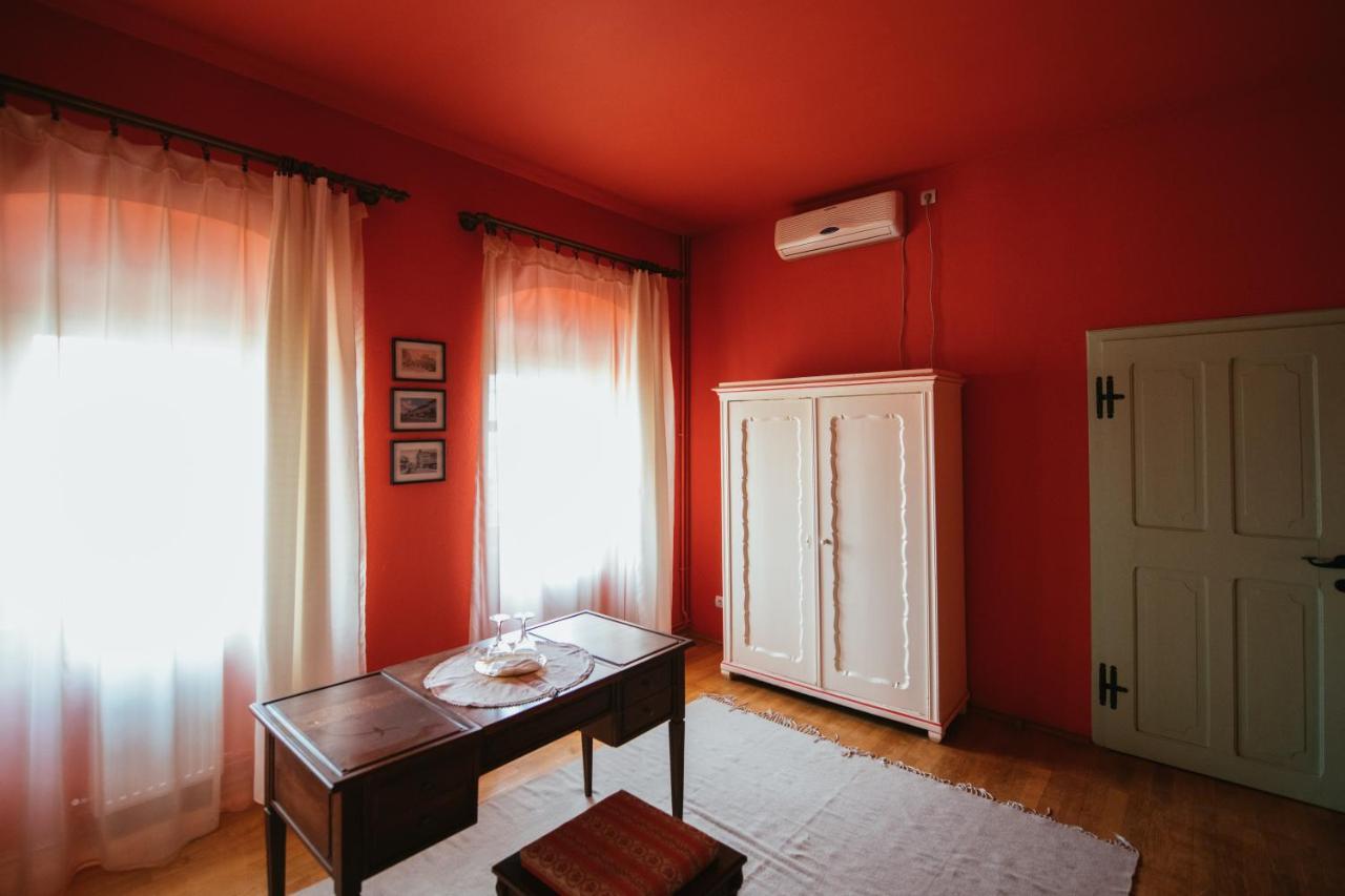 Voeroes Guest House Targu Secuiesc Bagian luar foto