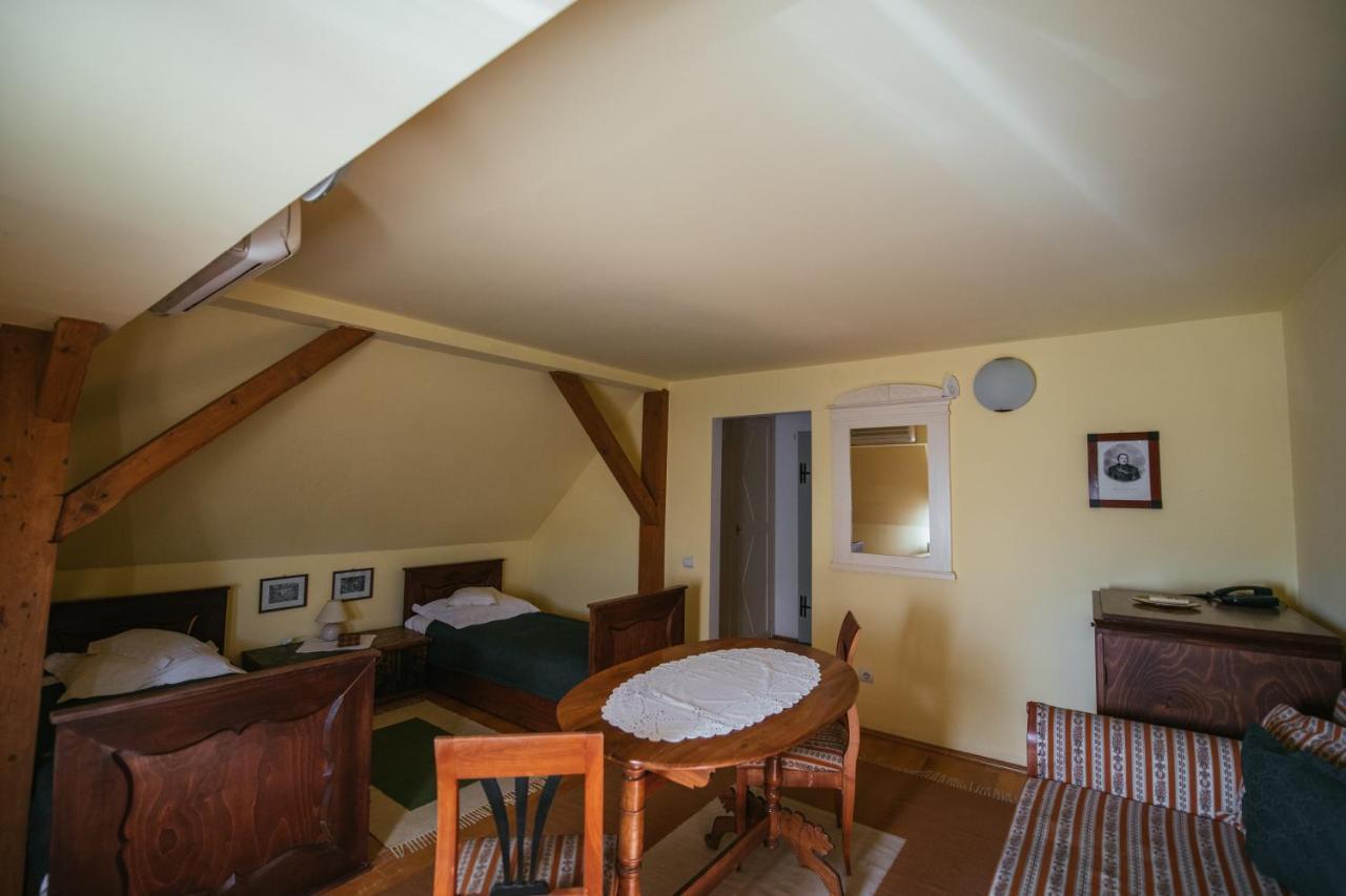 Voeroes Guest House Targu Secuiesc Bagian luar foto