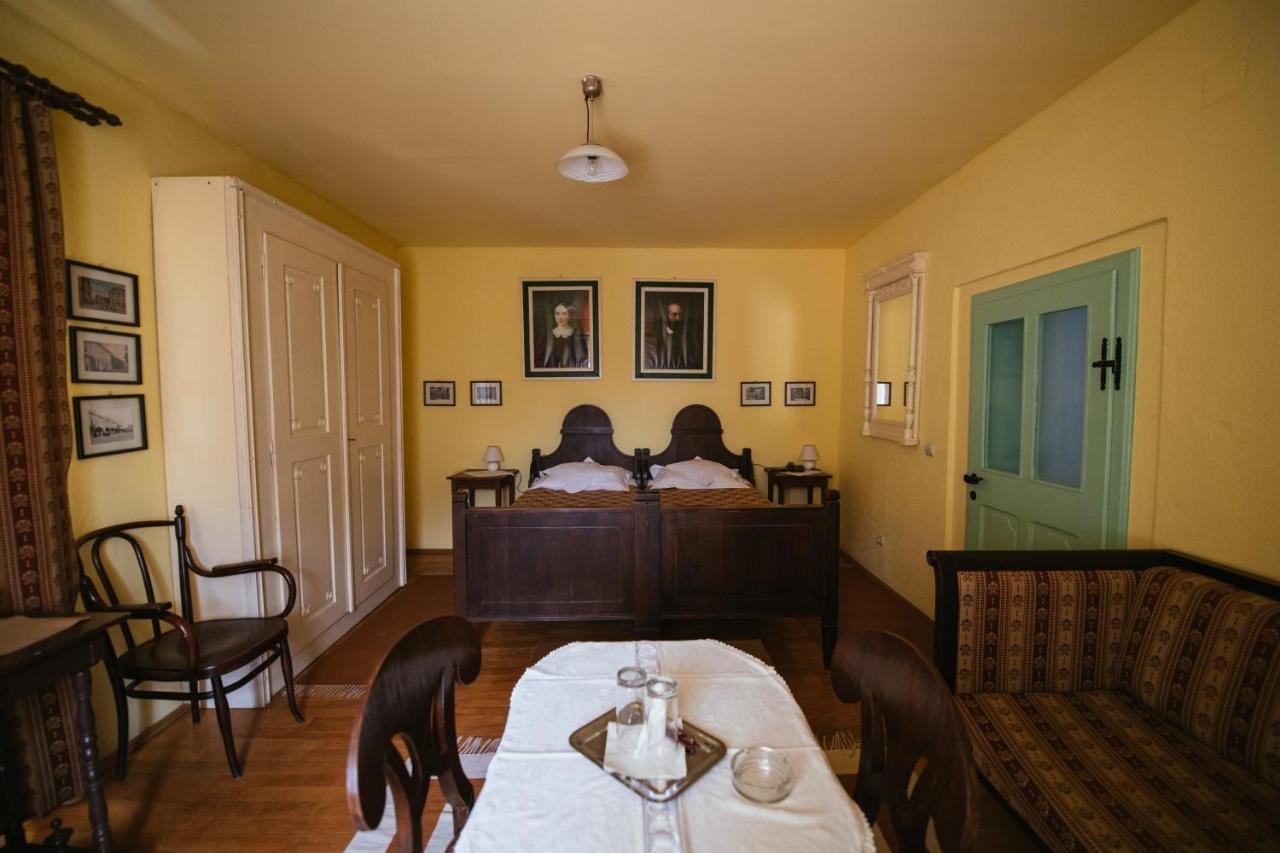 Voeroes Guest House Targu Secuiesc Bagian luar foto