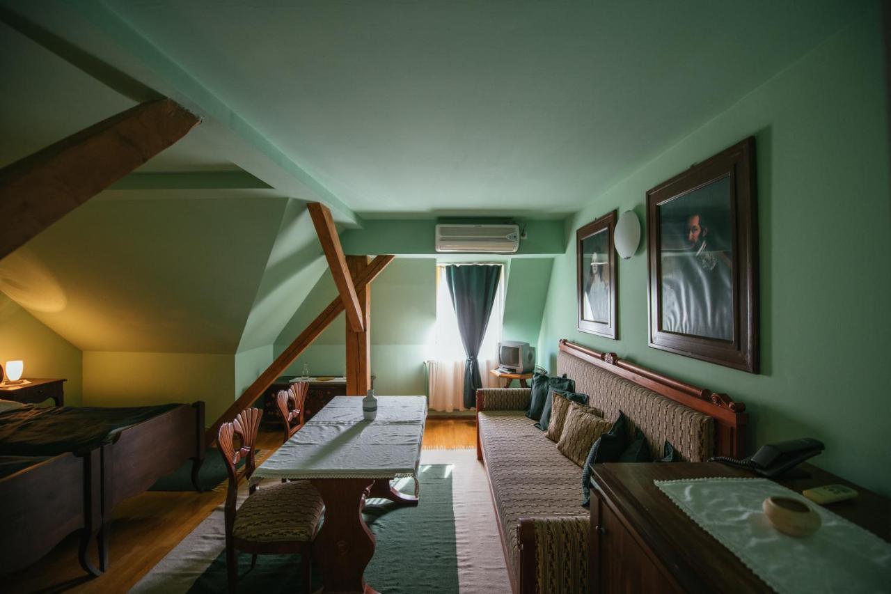 Voeroes Guest House Targu Secuiesc Bagian luar foto
