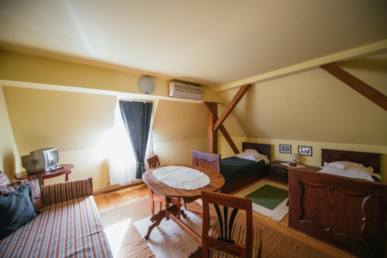 Voeroes Guest House Targu Secuiesc Bagian luar foto