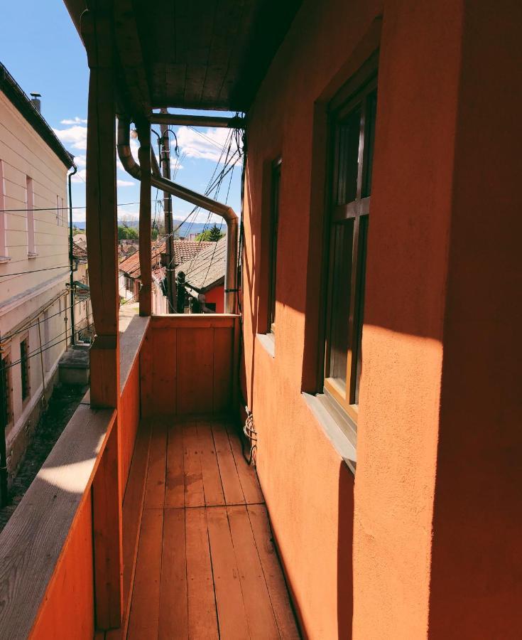 Voeroes Guest House Targu Secuiesc Bagian luar foto