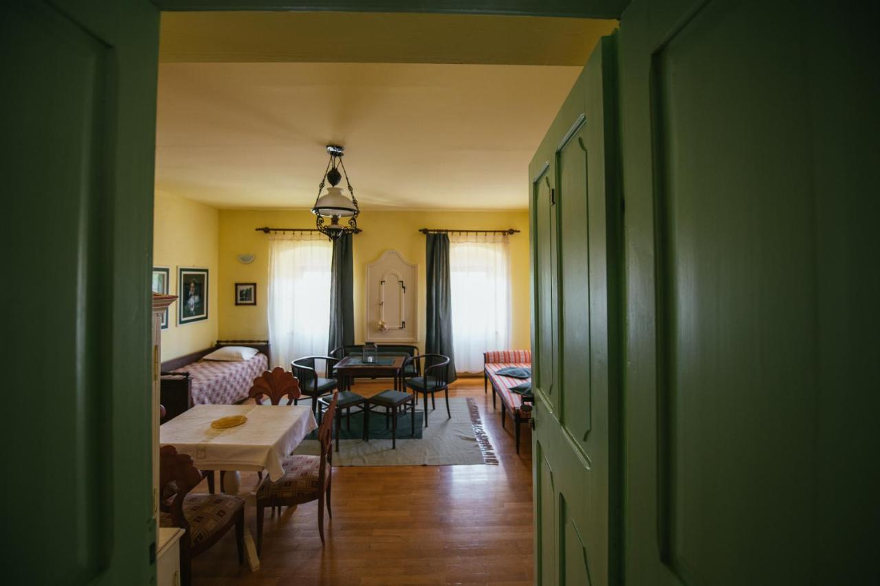 Voeroes Guest House Targu Secuiesc Bagian luar foto