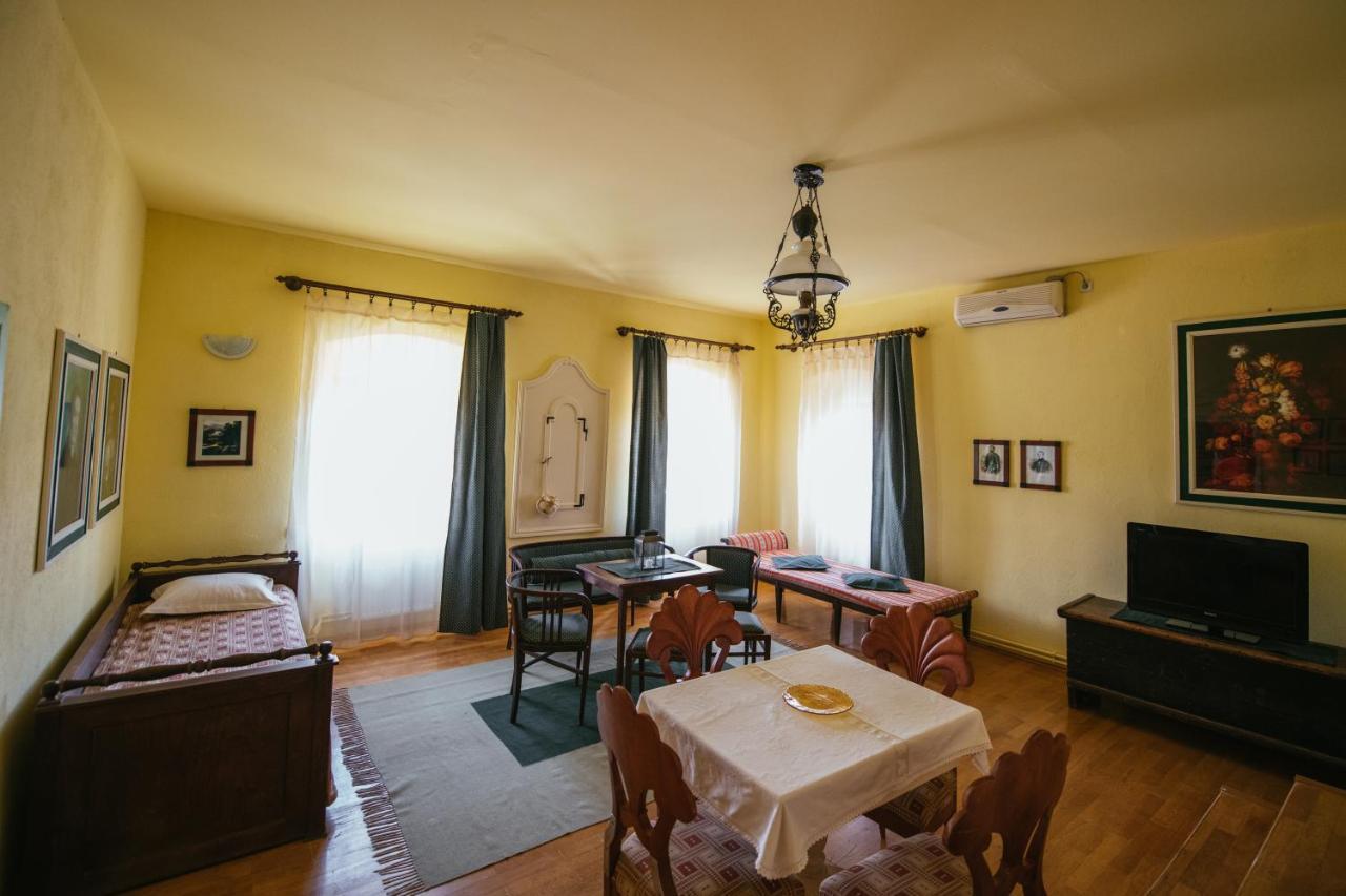 Voeroes Guest House Targu Secuiesc Bagian luar foto