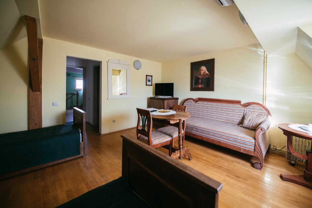 Voeroes Guest House Targu Secuiesc Bagian luar foto