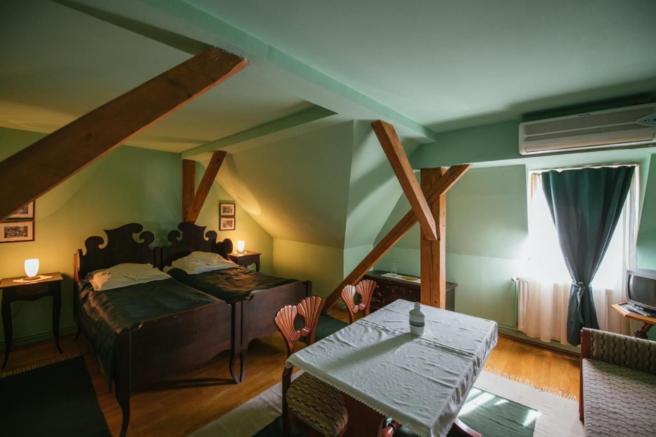 Voeroes Guest House Targu Secuiesc Bagian luar foto