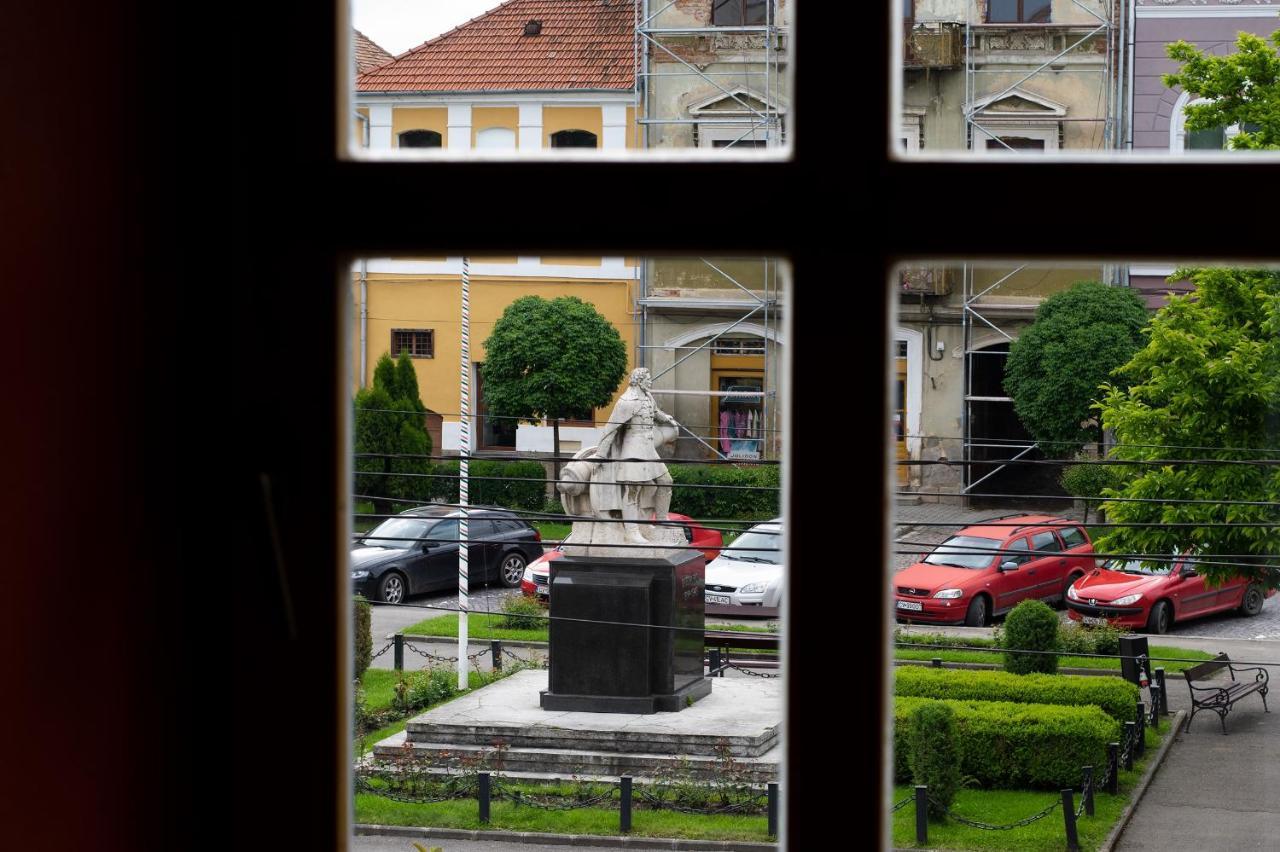 Voeroes Guest House Targu Secuiesc Bagian luar foto