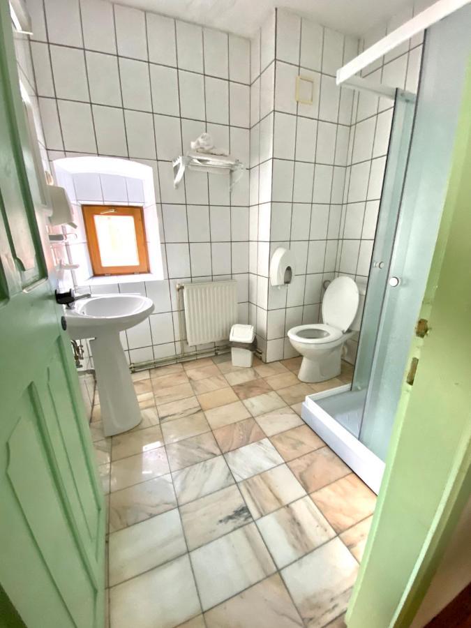 Voeroes Guest House Targu Secuiesc Bagian luar foto